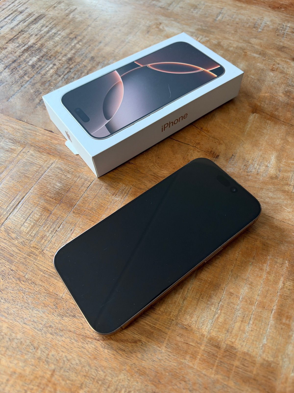Foto 3 van Iphone 16 Pro 256 GB Desser Titanium