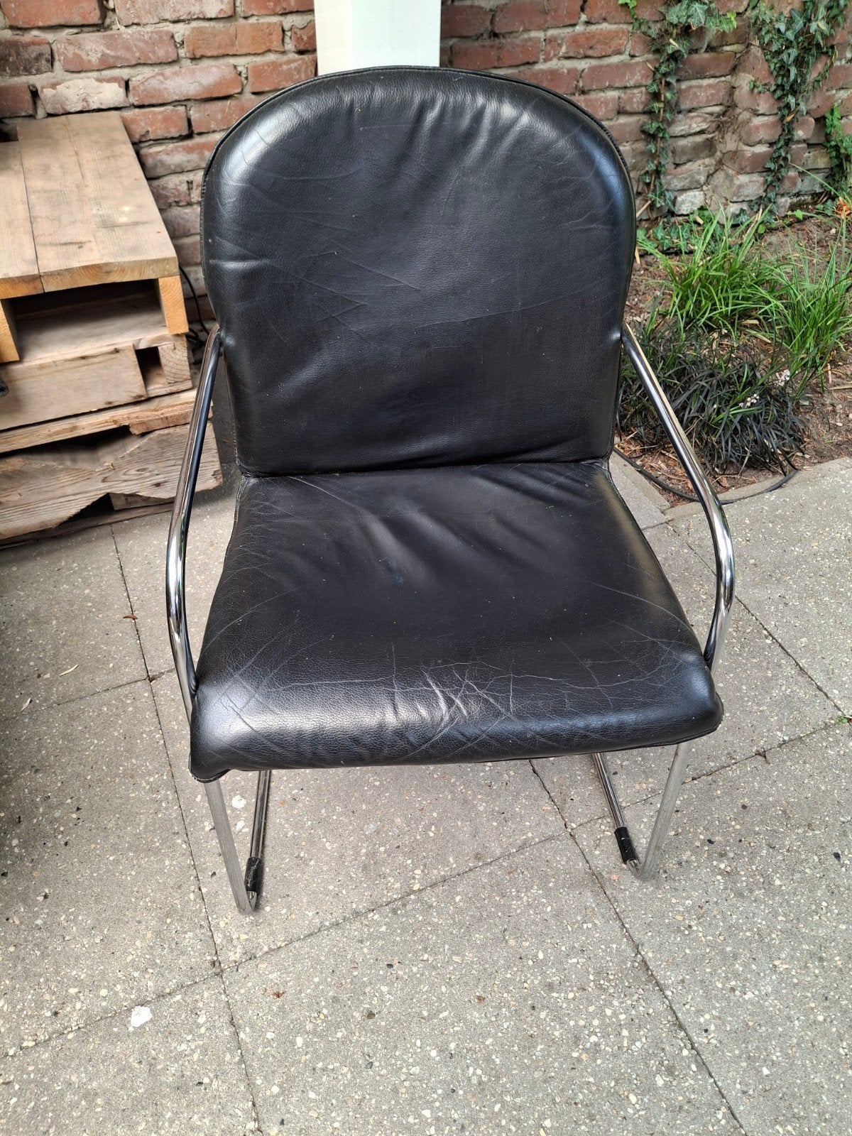 Zwarte leren stoel met chromen frame, Ophalen, Modern, Klassiek, Gebruikt, Zwart