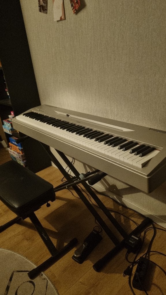 Digitale Yamaha piano P-60 met standaard, krukje en pedaal