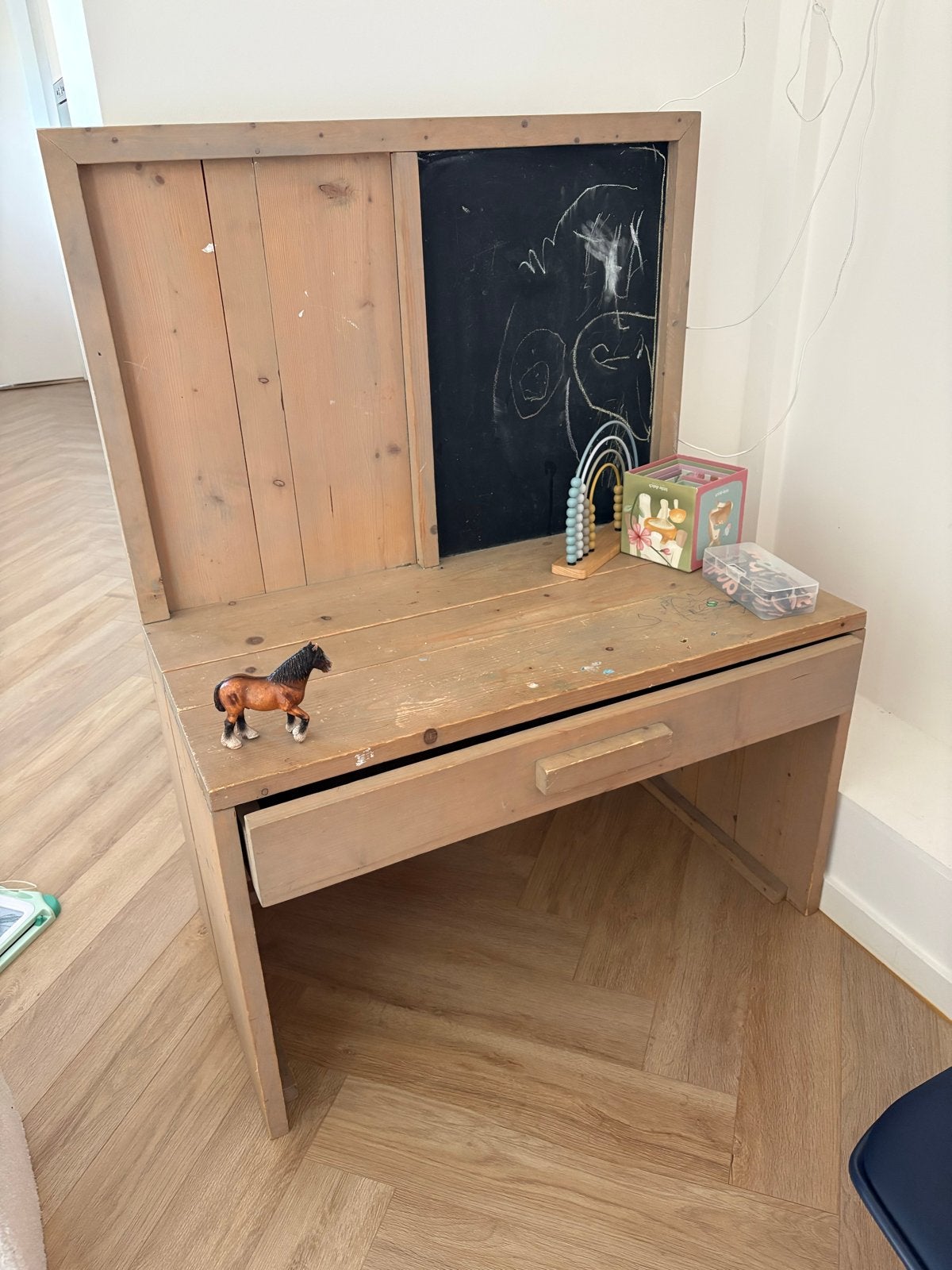 Houten kinderbureau met krijtbord en lade, Ophalen, Gebruikt, Tafel(s)