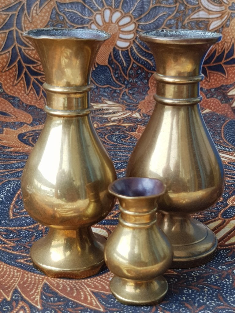 Drie originele antieke Engelse vaasjes van koper uit 1840., Ophalen of Verzenden