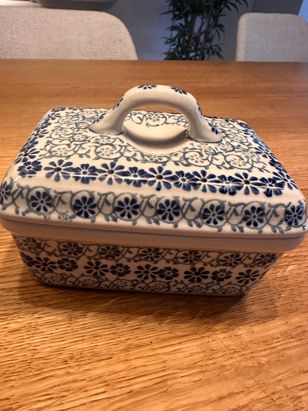 Boleslawiec (Bunzlau) botervloot met blauw bloemmotief, Overige merken, Overige typen, Ophalen of Verzenden, Zo goed als nieuw