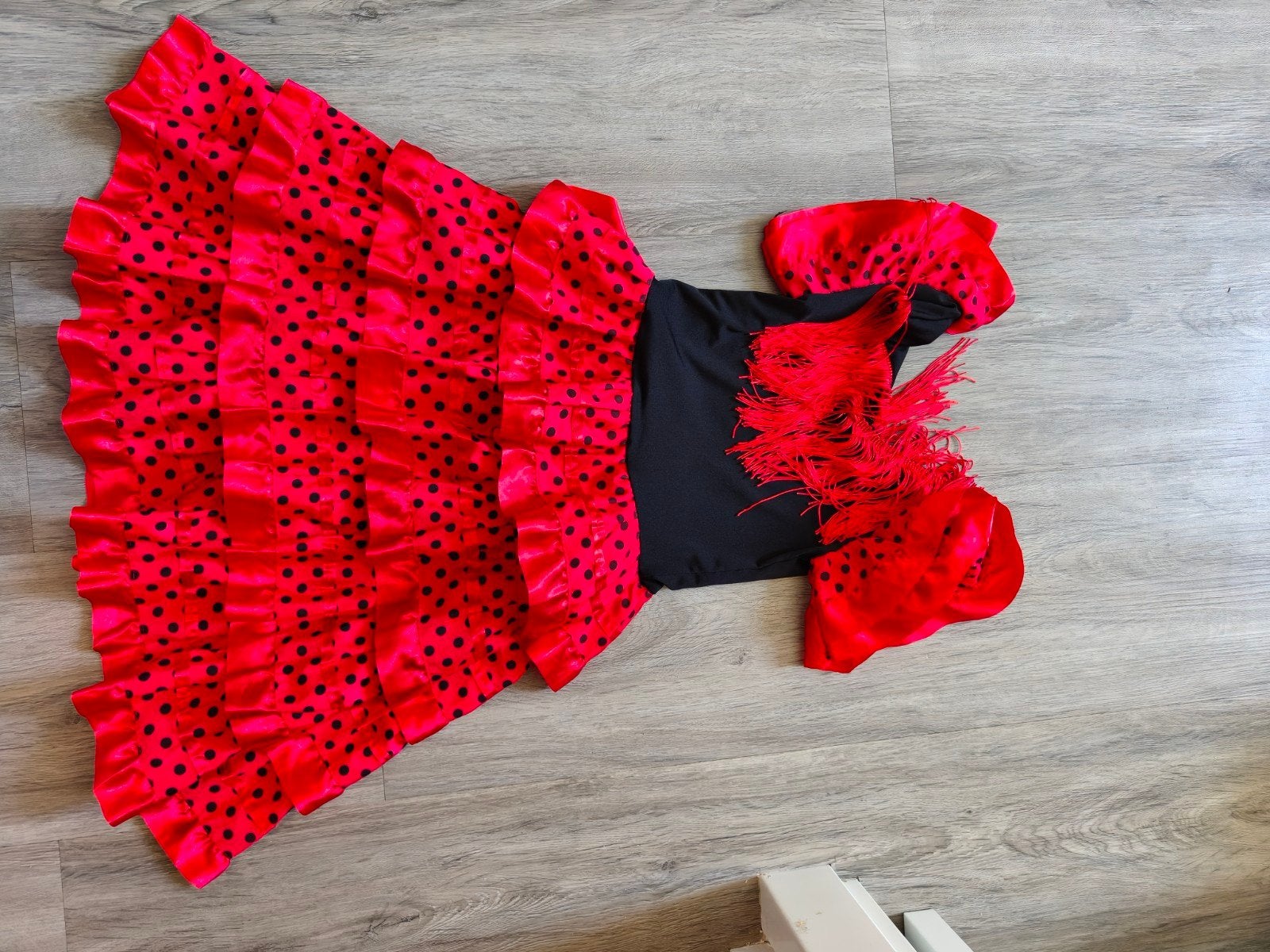 Flamenco jurk rood met zwarte stippen, 4/5 jaar, Kleding | Dames, Carnavalskleding en Feestkleding, Maat 38/40 (M), Carnaval, Ophalen of Verzenden
