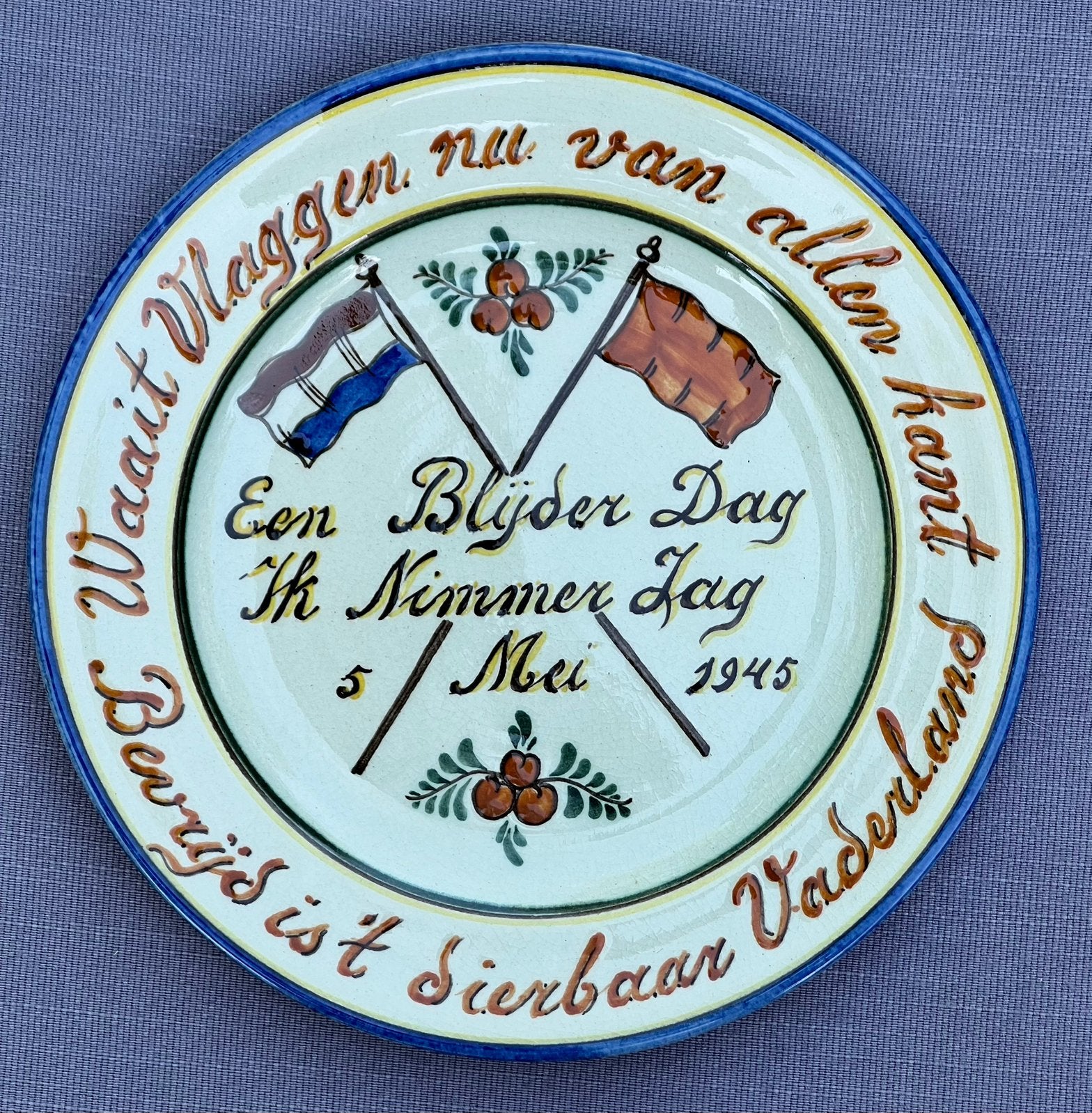 Bord bevrijdingsdag 5 mei 1945, plateelbakkerij Zuid-Holland, Antiek en Kunst, Antiek | Wandborden en Tegels, Verzenden