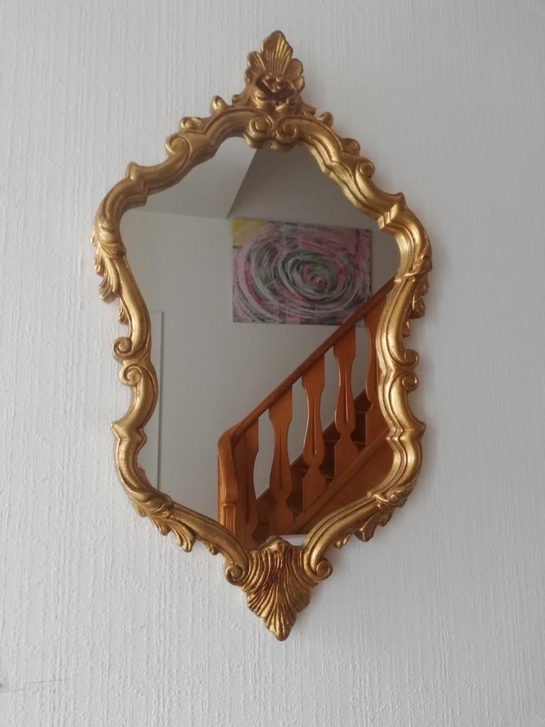 Gouden wandspiegel met sierlijke rand., Antiek en Kunst, Antiek | Spiegels, Ophalen, Overige vormen, Minder dan 50 cm, 100 tot 150 cm