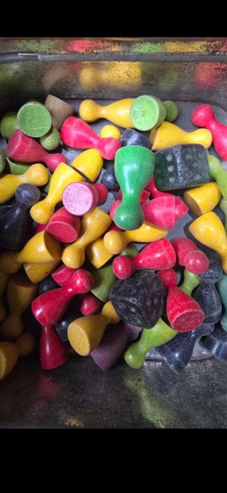 4 antieke dobbelstenen met vele antieke pionnetjes €5, Ophalen of Verzenden