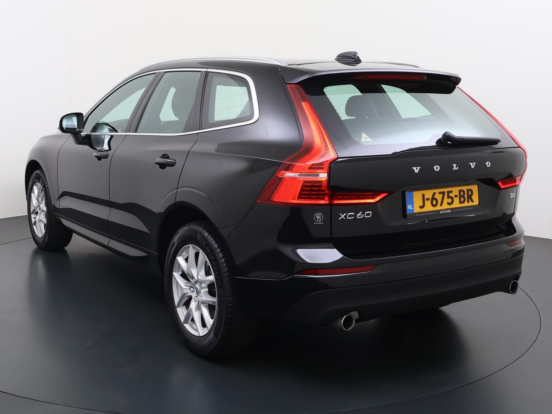 Volvo XC60 2.0 T4 Momentum Pro NL Auto | 1e eigenaar, Auto's, Gebruikt, 1969 cc, Leder en Stof, Zwart