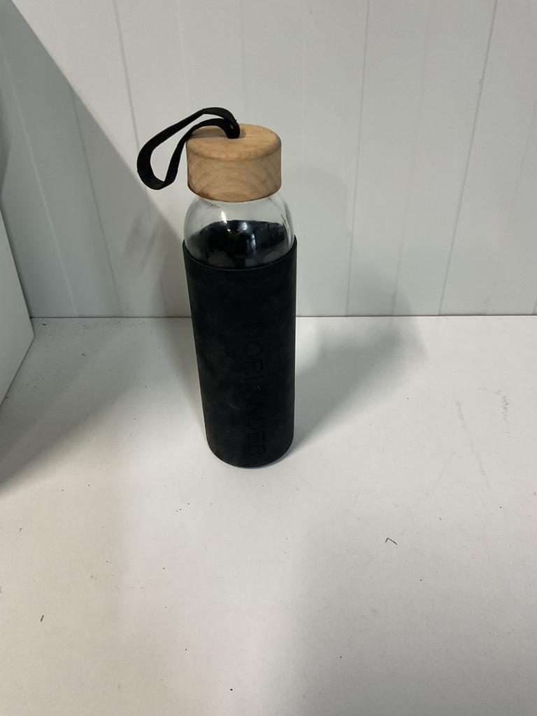 Norländer glazen waterfles met rubber protector en houte dop, Ophalen, Zo goed als nieuw
