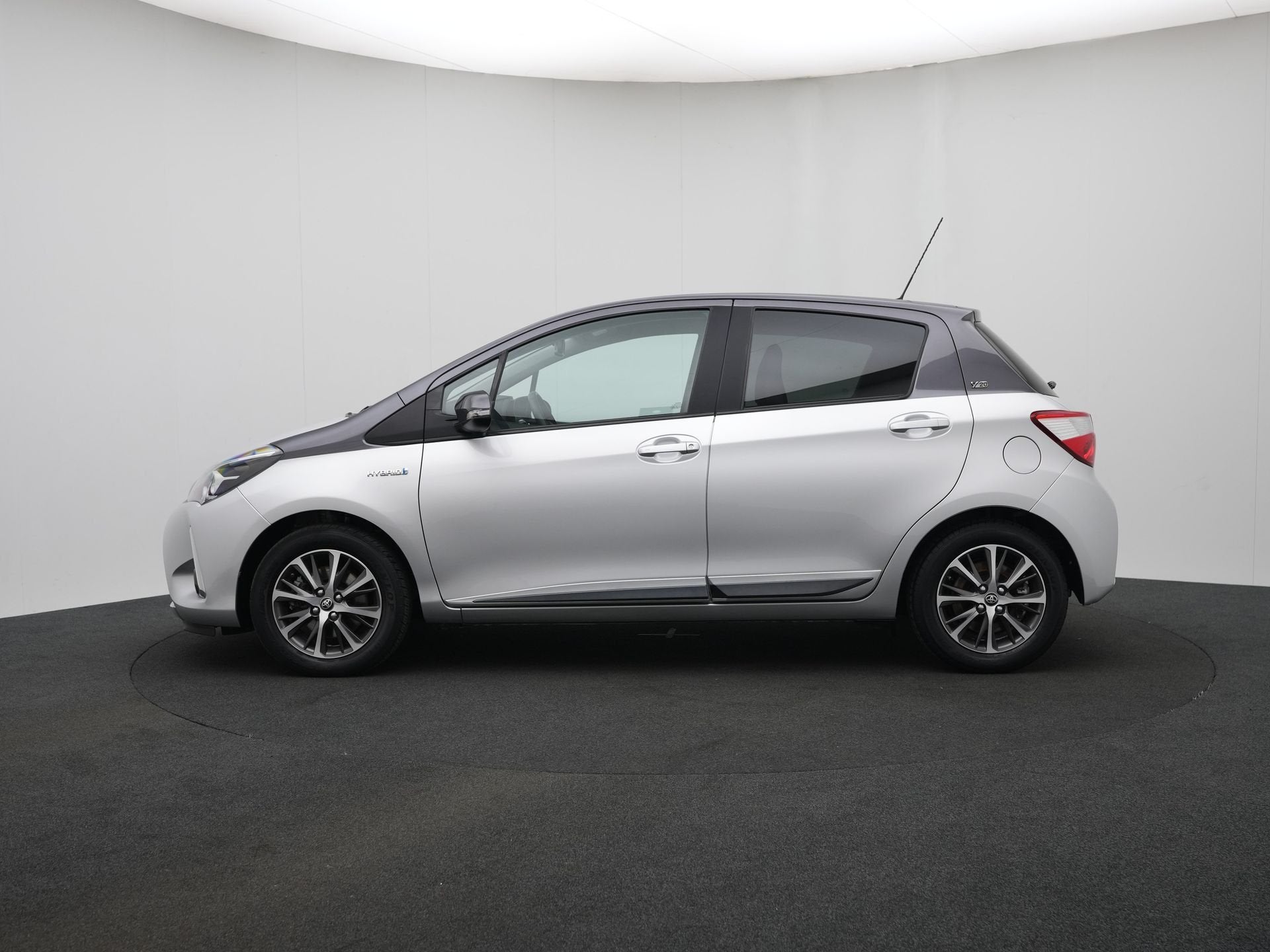 Toyota Yaris 1.5 Hybrid Dynamic | Navigatie | Trekhaak | Key, 12 maanden, 4 cilinders, Automatische klimaatregeling, Bedrijf