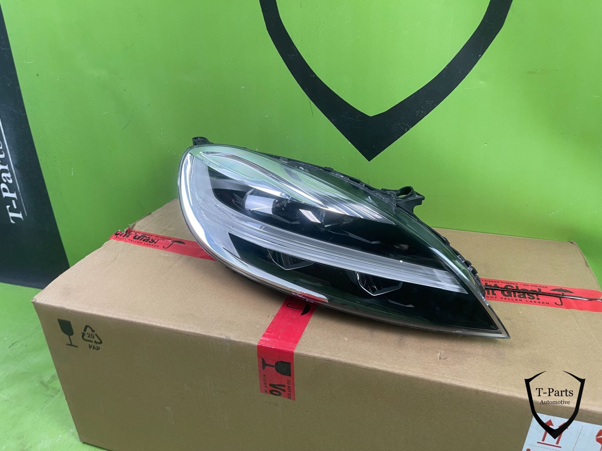 volvo V40 rechts koplamp 32228484, Gebruikt, Gunnar Engellaus vag 8
405 31  Gothenburg, SE, Info@volvocars.com, Ophalen of Verzenden