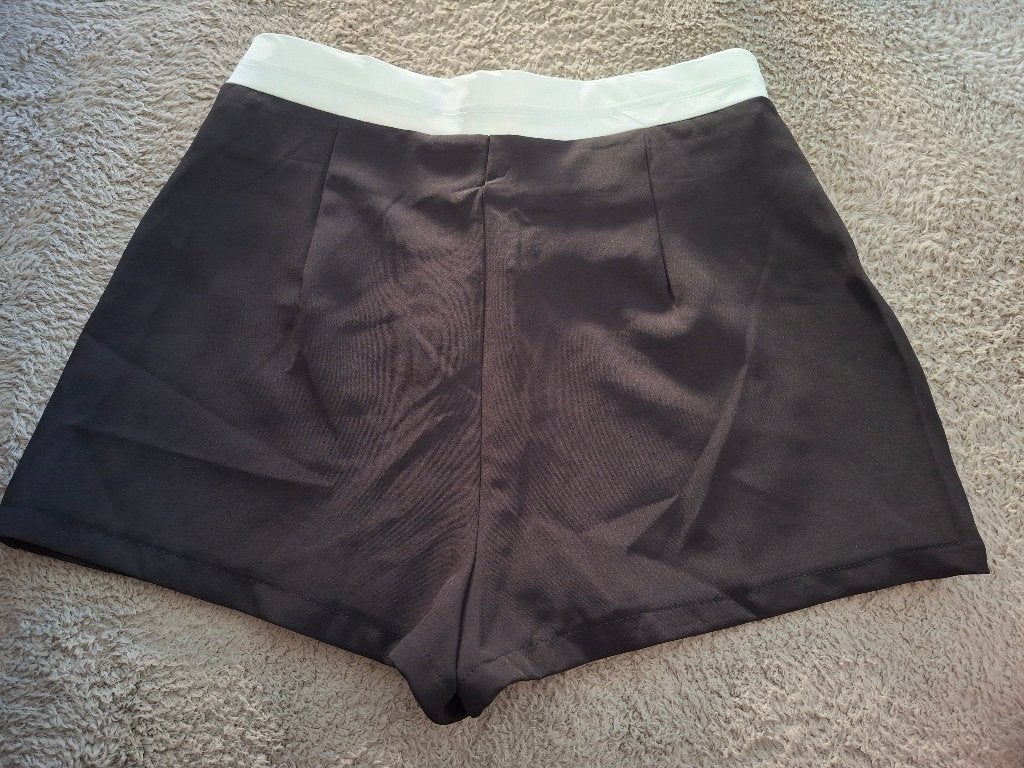 skort. Zwart. Broek/rok. Valt als M. Witte taille boord., Kleding | Dames, Maat 38/40 (M), Zwart, Ophalen of Verzenden, Zo goed als nieuw