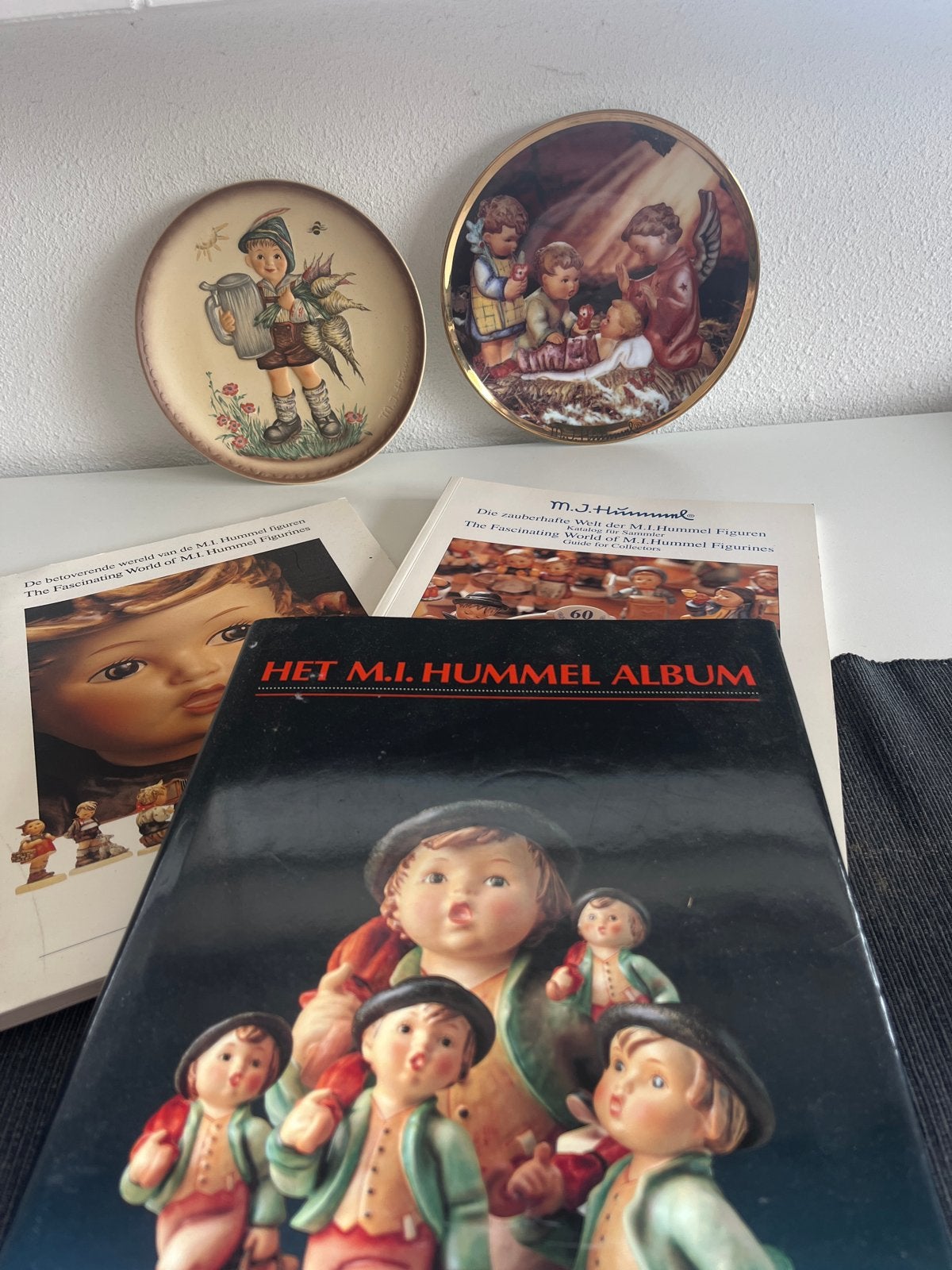 M.I. Hummel wandborden en album, Ophalen of Verzenden, Zo goed als nieuw, Porselein, Bord of Schaal