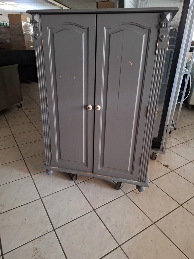 Grijze kast met twee deuren en planken, Ophalen of Verzenden