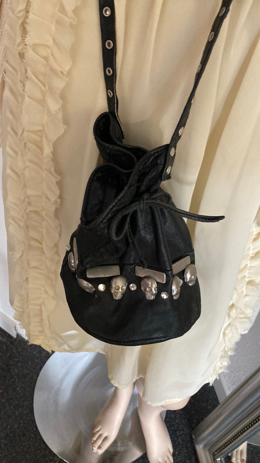 Vintage:Gothic buideltasje zwart leer doodshoofdjes, Sieraden, Tassen en Uiterlijk, Ophalen of Verzenden, Zo goed als nieuw, Zwart