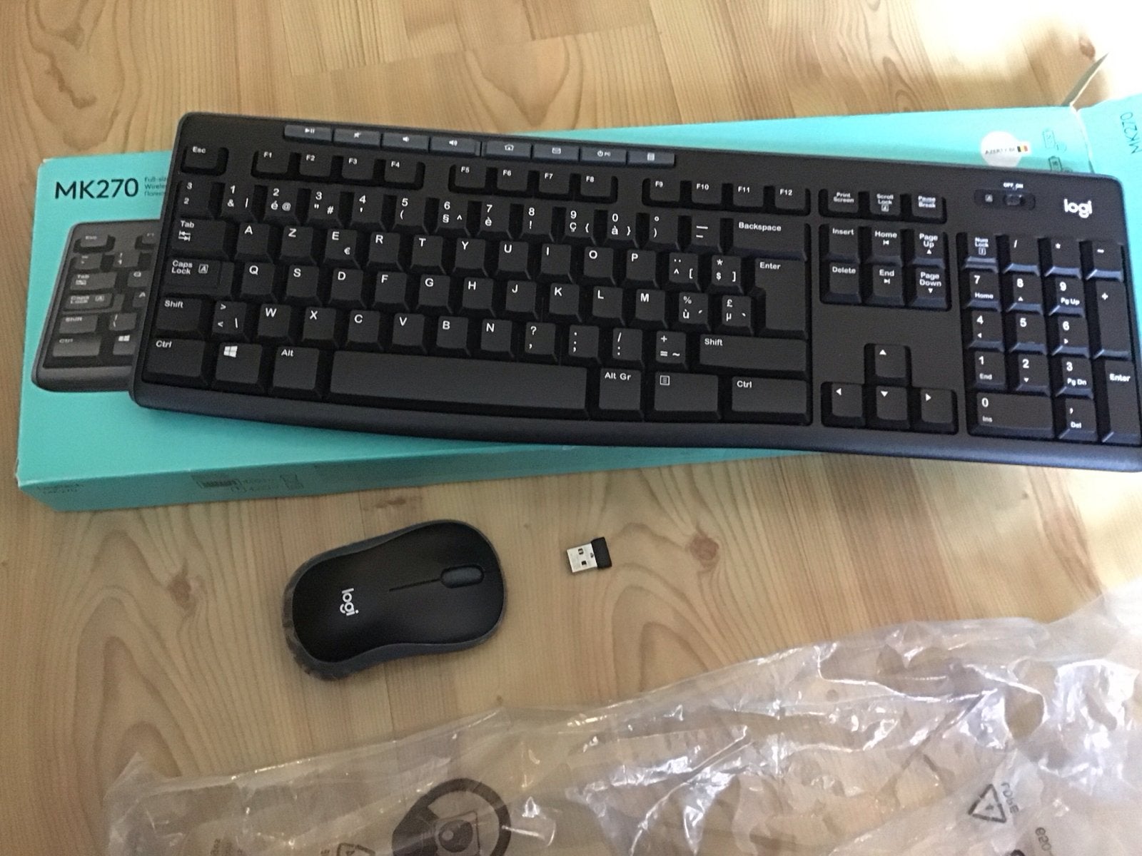 Logitech MK270 draadloos toetsenbord en muis - AZERTY, Computers en Software, Toetsenborden, Nieuw, Azerty, Draadloos, Toetsenbord en muis-set