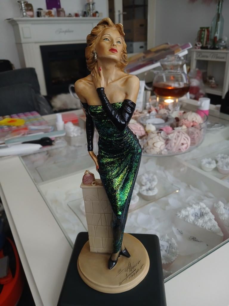 Dame in gala jurk van vittorio tessaro, Ophalen