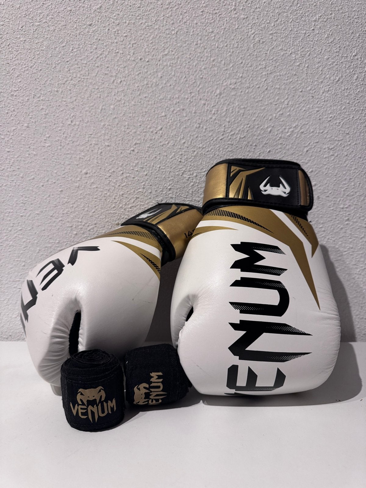 Venum Bokshandschoenen Wit 14oz met Bandages, Ophalen of Verzenden, Zo goed als nieuw, Bokshandschoenen