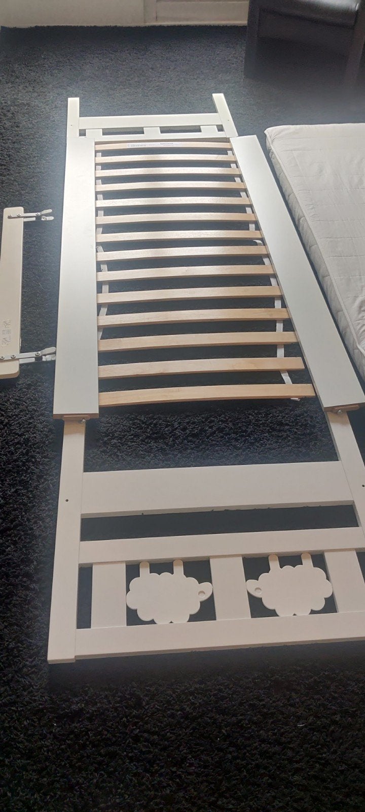 Ikea peuterbed incl matras lattenbodem en matrasbescherm, Ophalen, Zo goed als nieuw, Eenpersoons