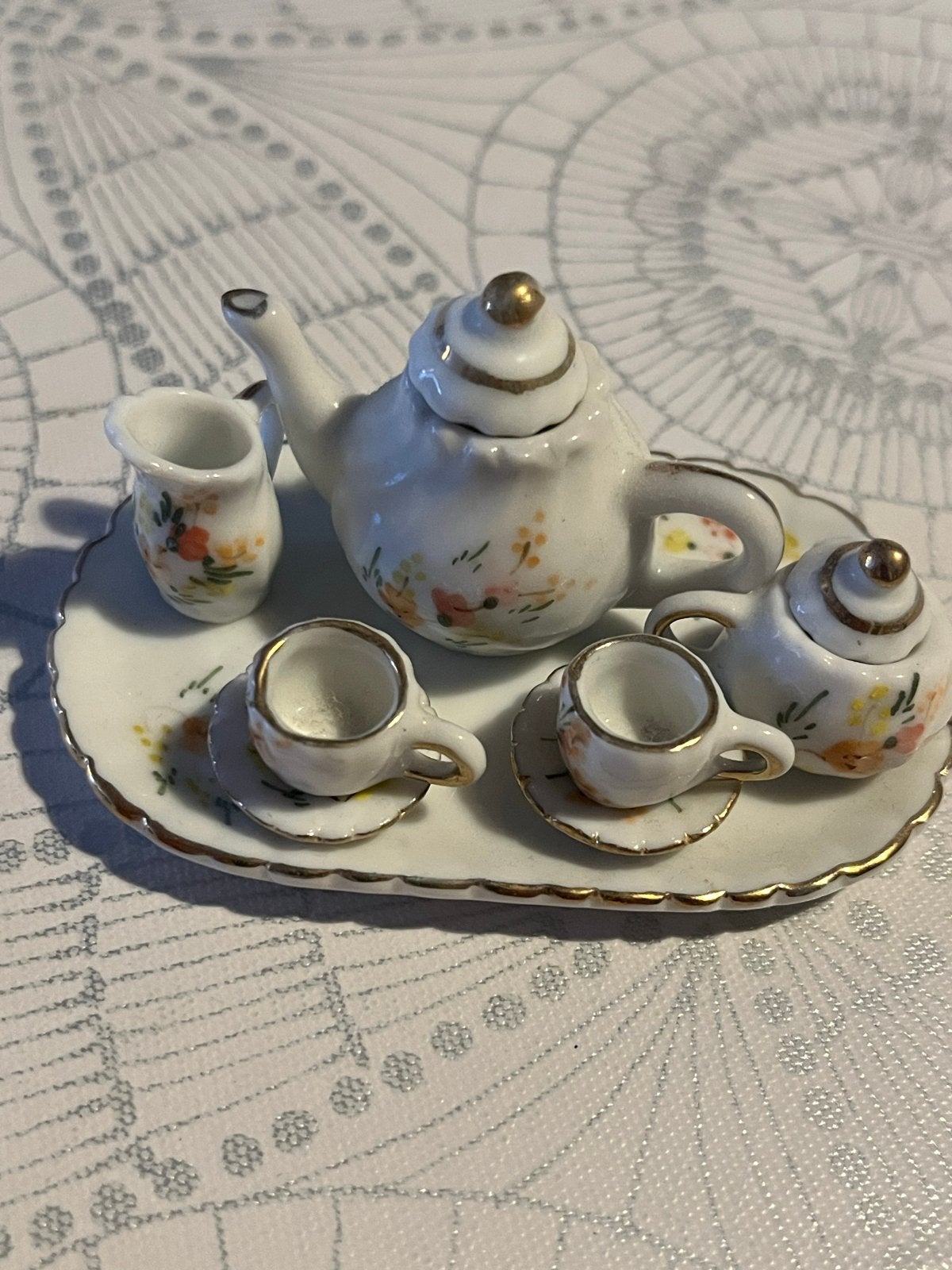 Miniatuur theeserviesje met bloemmotief en gouden rand, Ophalen of Verzenden