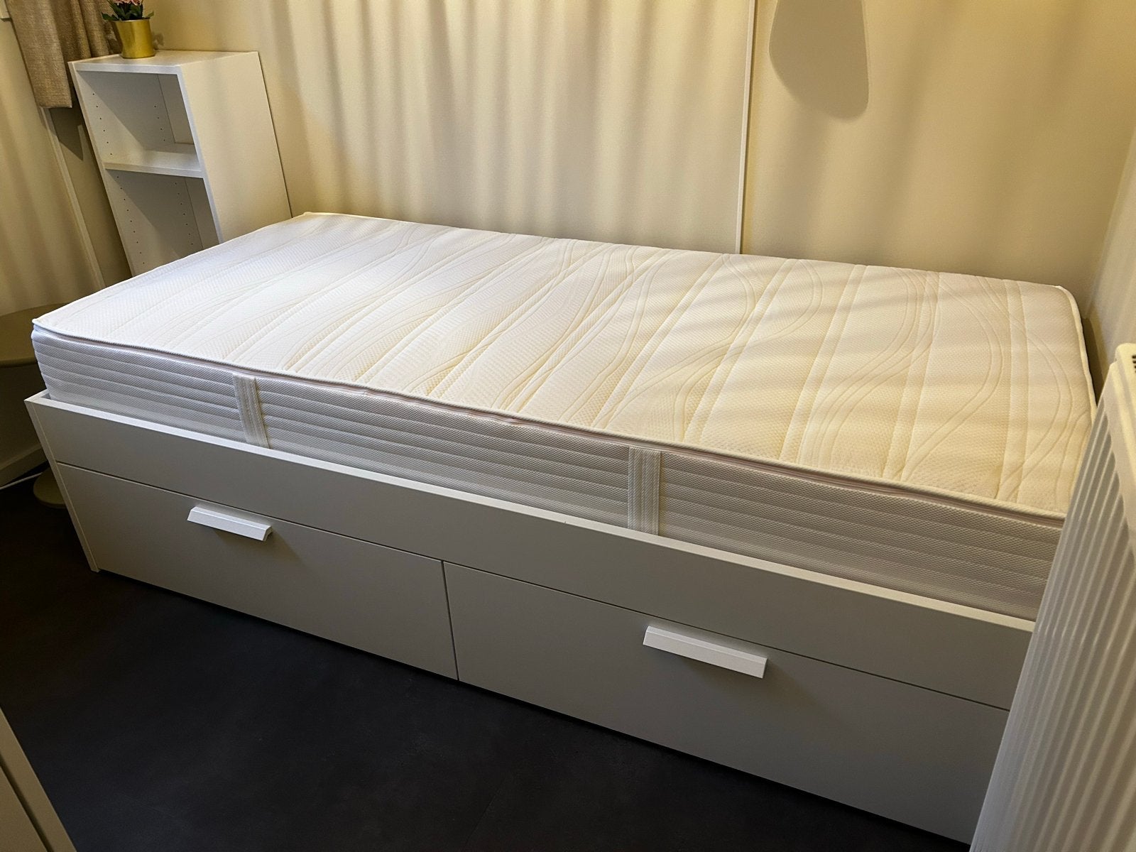 Ikea Brimnes eenpersoonsbed met opberglades en matras, Ophalen, 90 cm, Eenpersoons, Wit