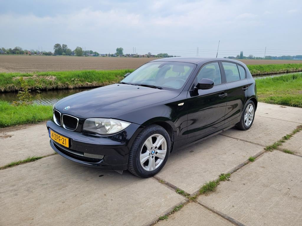BMW 1-Serie 2.0 NIEUWE APK 116I 5DR 2011 Zwart, Auto's, 1-Serie, Achterwielaandrijving, 1995 cc, 4 cilinders