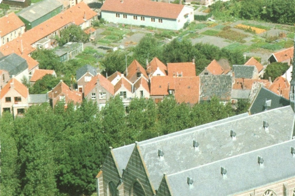 37916	Brouwershaven	487 ZL Ned Herv kerk	luchtfoto	 Gelopen, Ophalen of Verzenden, 1980 tot heden, Gelopen, Zeeland