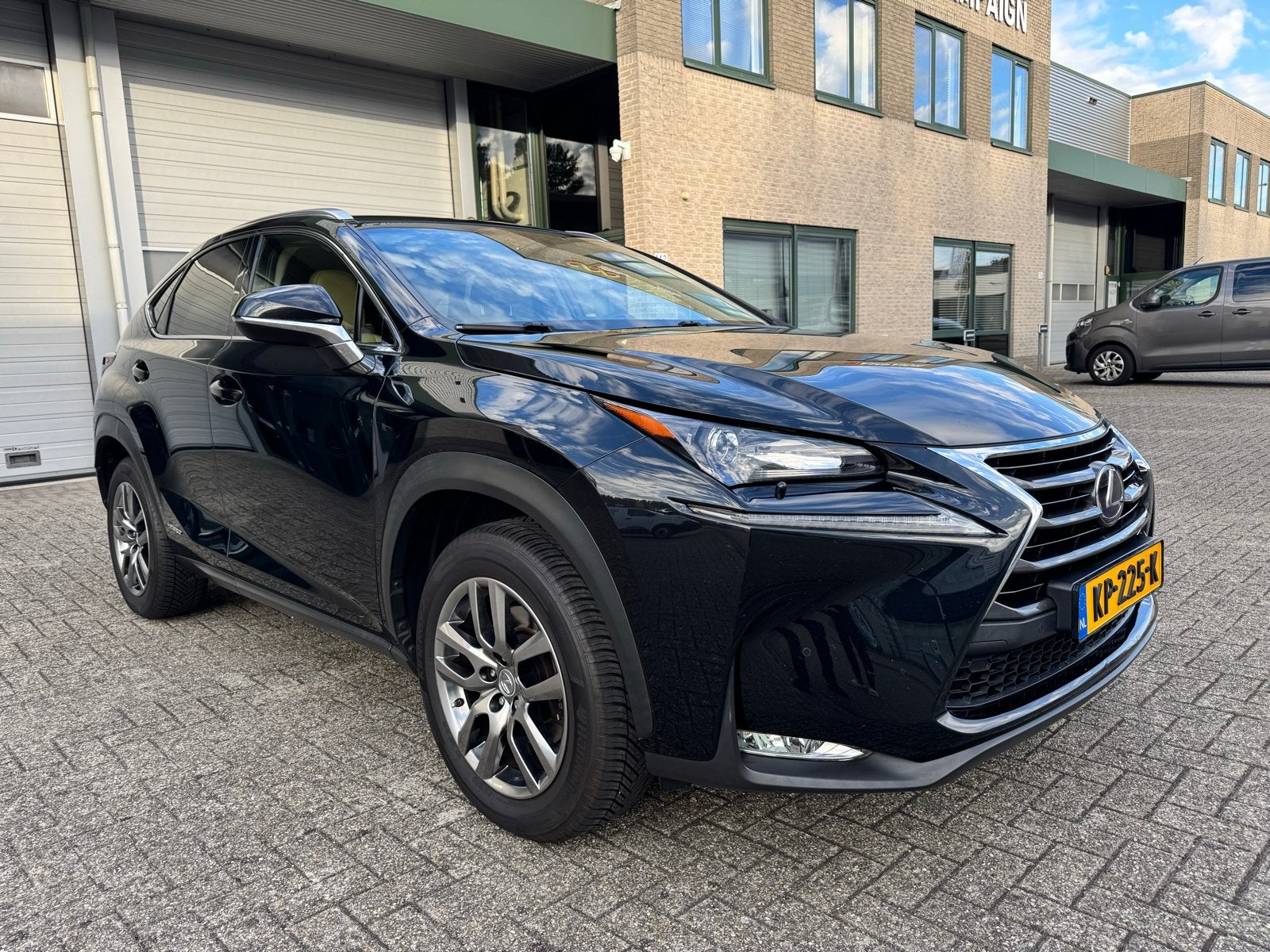 Lexus NX 300H 2.5 E-cvt AWD 2016 Zwart, Auto's, Automaat, Bi-Xenon koplampen, Beige, 2494 cc