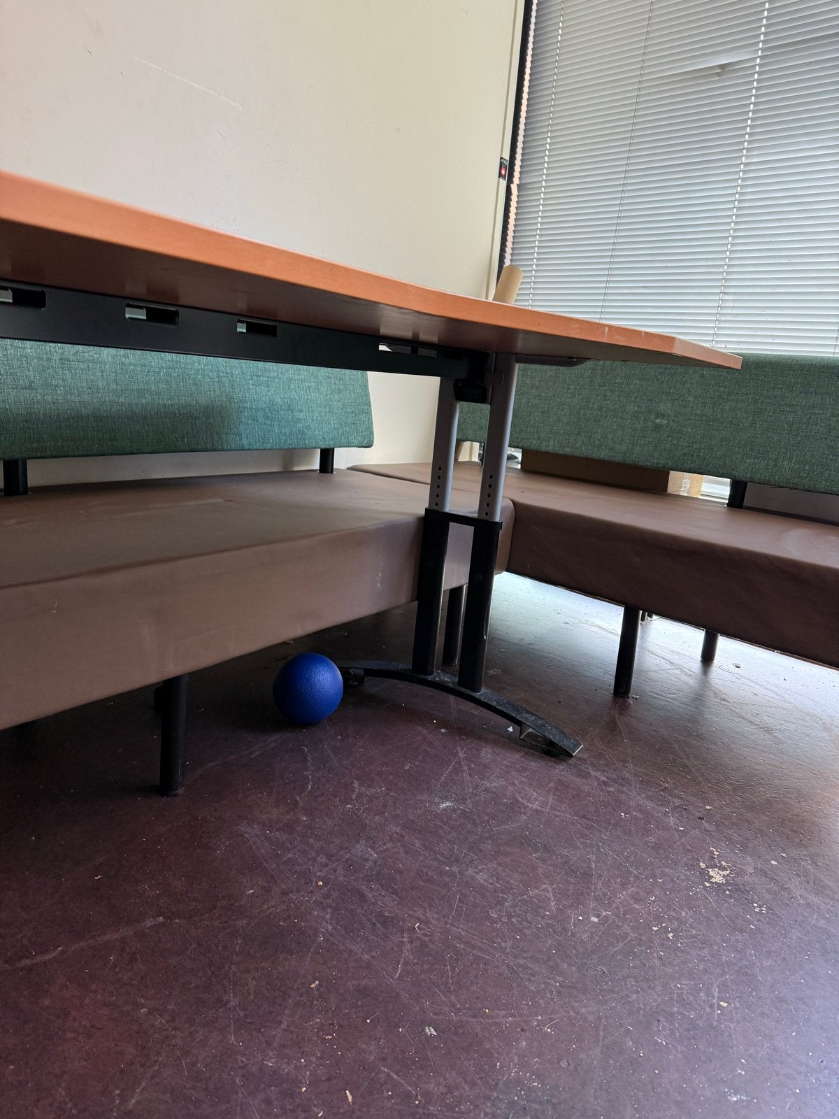 Gebruikte houten bureau met metalen onderstel, Ophalen, In hoogte verstelbaar, Gebruikt
