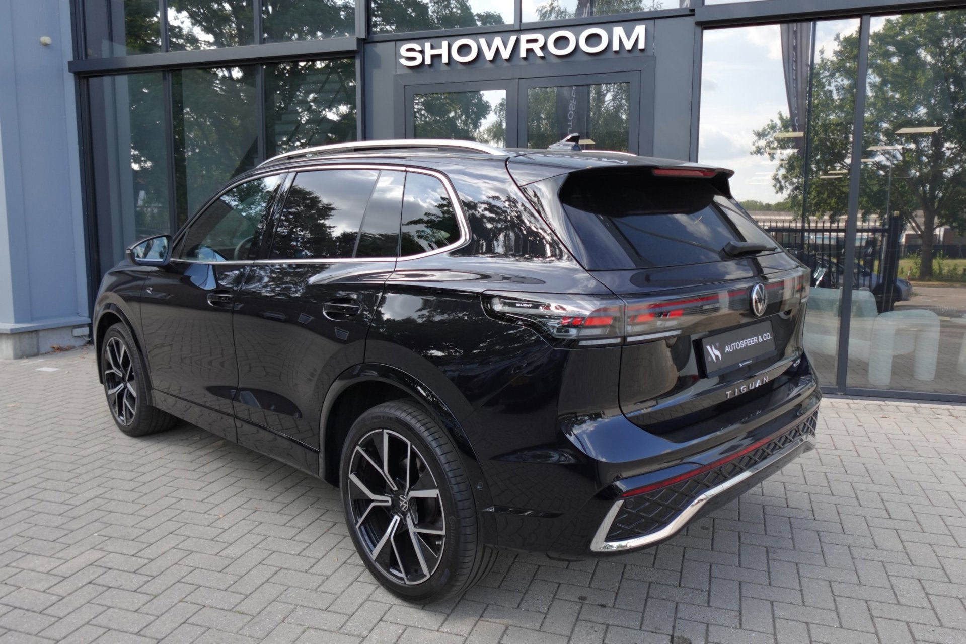 Volkswagen Tiguan 1.5 eTSI R-Line Business PANO KEYLESS H&K, Voorwielaandrijving, 150 pk, Zwart, Bedrijf