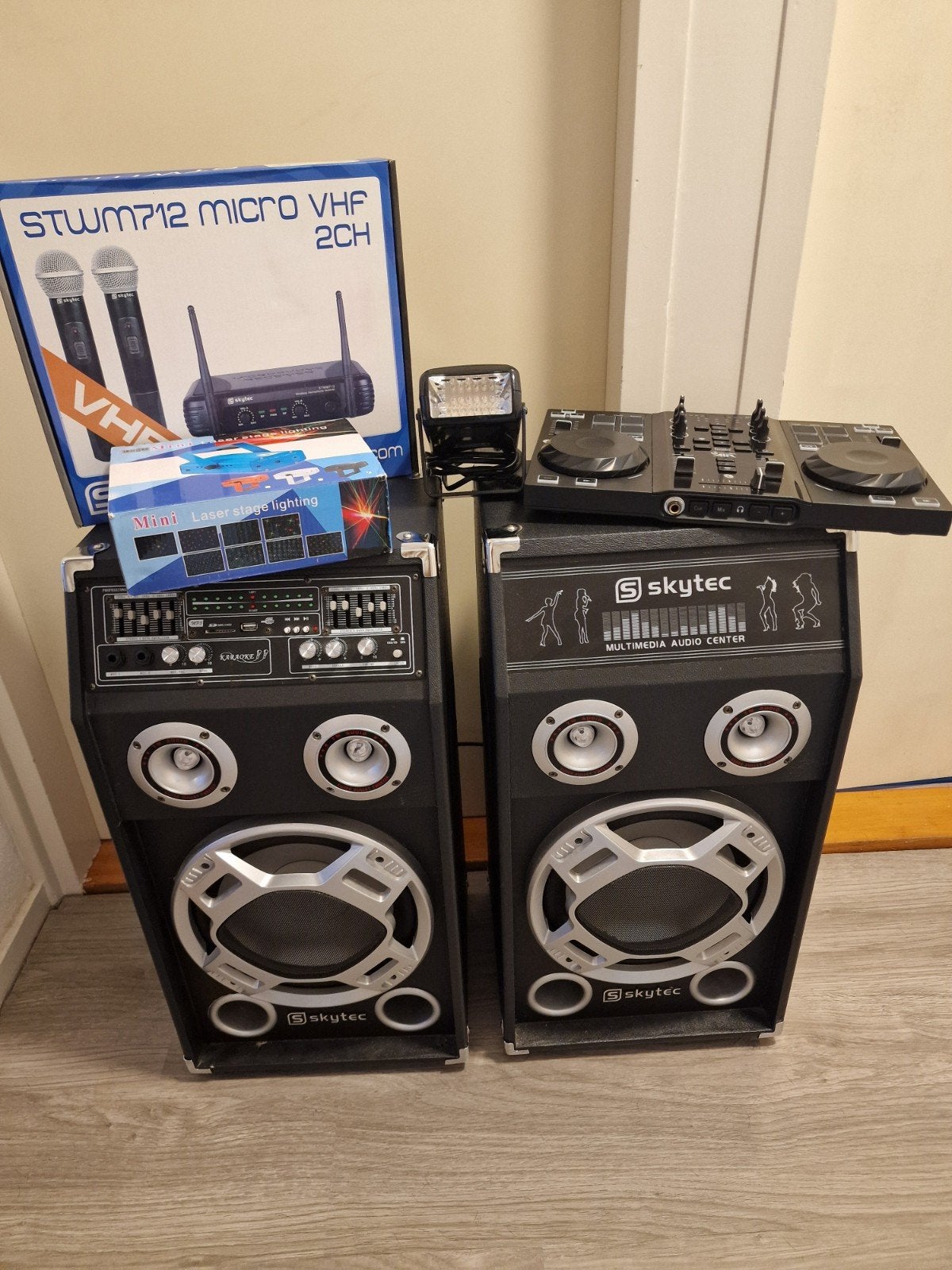 skytec luidsprekers met hercules dj air tafel + extra, Ophalen, Complete set