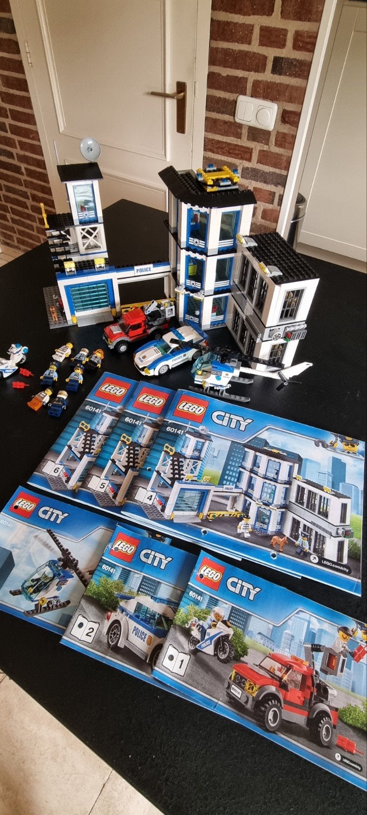 LEGO City Politiebureau 60141 met voertuigen en figuren, Kinderen en Baby's, City, Lego, Ophalen of Verzenden, Zo goed als nieuw