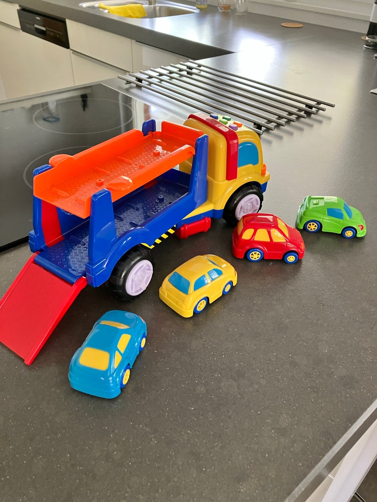 Grote auto met geluidssignalen en 4 kleine auto's, Ophalen, Gebruikt