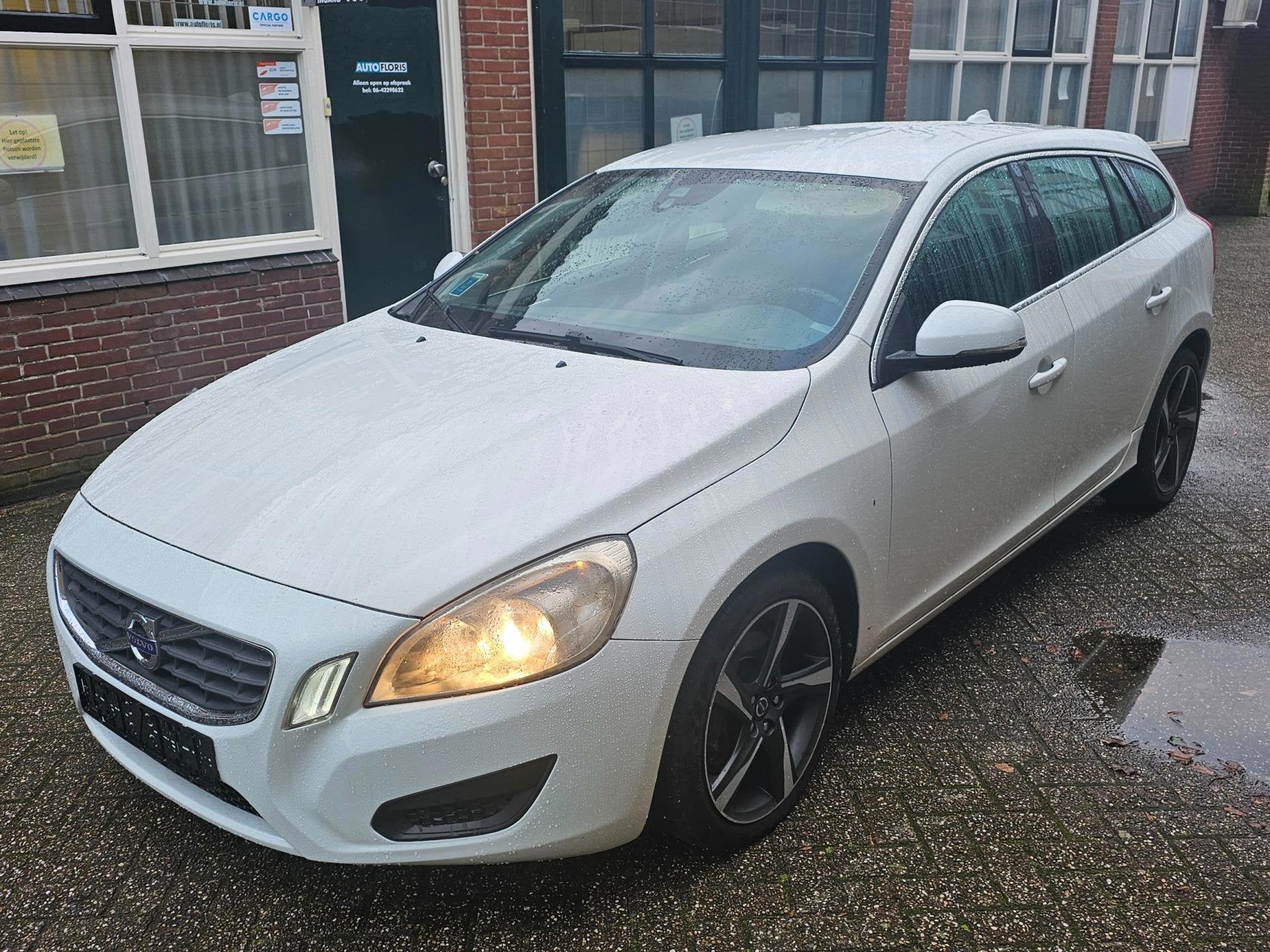 Volvo V60 2.4 D5 HANDEL EXPORT STAAT OP NL KENTEKEN, Auto's, Volvo, Gebruikt, Origineel Nederlands, Diesel, Grijs