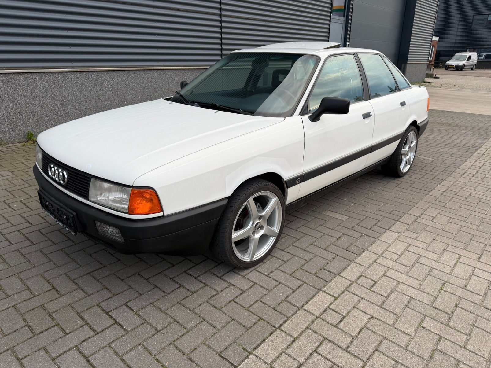Audi 80 1.8 Schuif/kanteldak/ 5 bak/ C.V/ Trekhaak BJ 4-1987, Voorwielaandrijving, Stof, 4 cilinders, Wit