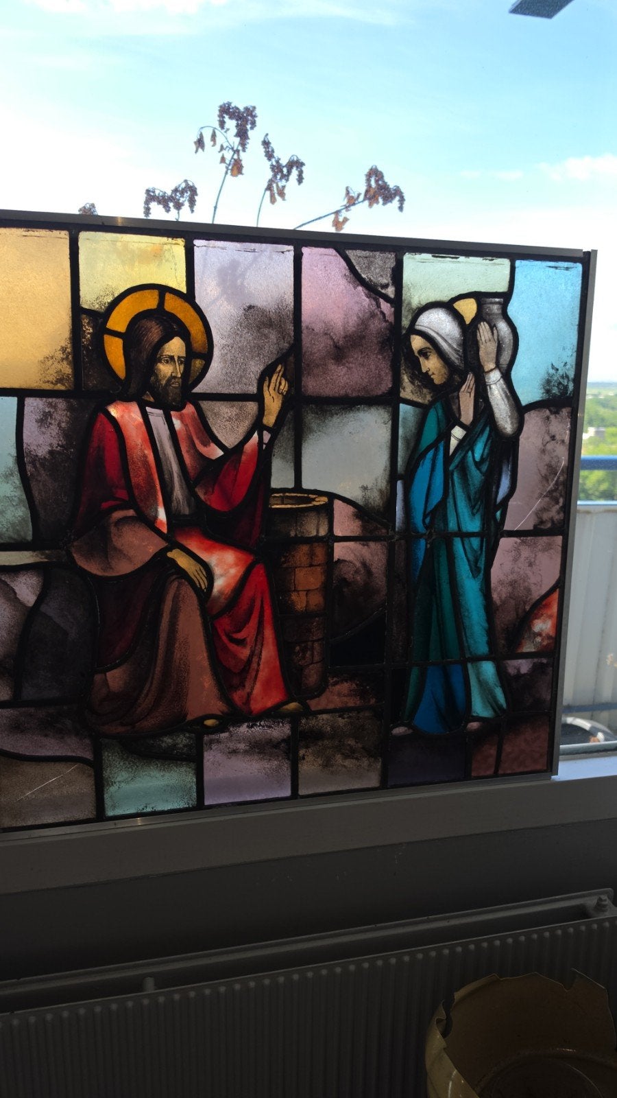 Prachtig glas-in-lood raam met religieuze voorstelling, Ophalen