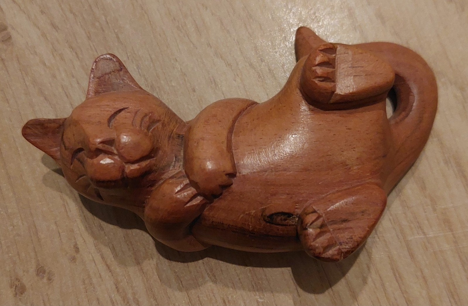 Houten slapende kat - 10 cm, Minder dan 20 cm, Ophalen of Verzenden, Beeld, Hout