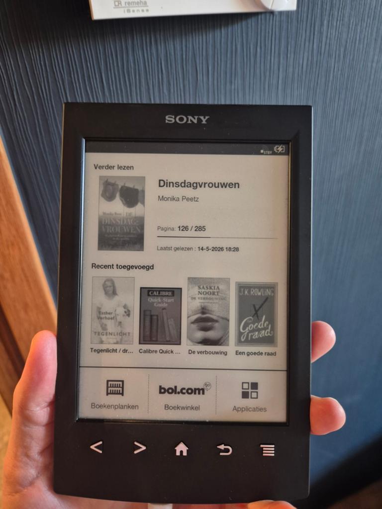 Sony e-reader met hoes, lampje en veel boeken, Computers en Software, E-readers, Gebruikt, 6 inch of minder, 4 GB of minder, Touchscreen