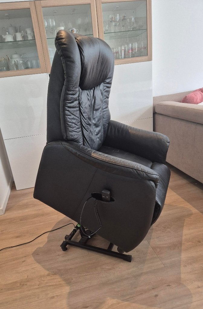 Sta Op Stoel - Relax Fauteuil - Leer - Zwart -  Elektrisch, Ophalen, Gebruikt, 50 tot 75 cm, Leer