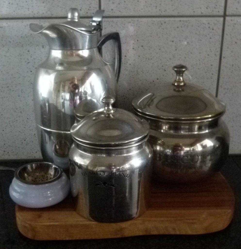 zilverkleur thermoskan , biscuitbox en teabox,theezeefje, Voorraadpot, Ophalen of Verzenden, Zo goed als nieuw