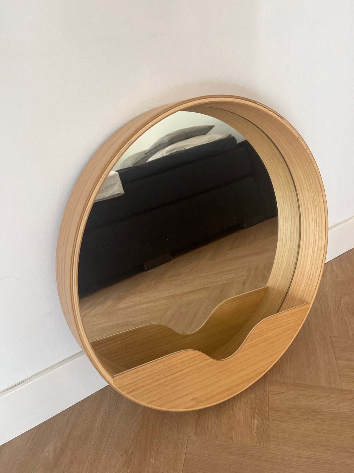 Zuiver spiegel met eikenhouten frame en plankje, Huis en Inrichting, Rond, Ophalen of Verzenden, Zo goed als nieuw, Minder dan 100 cm