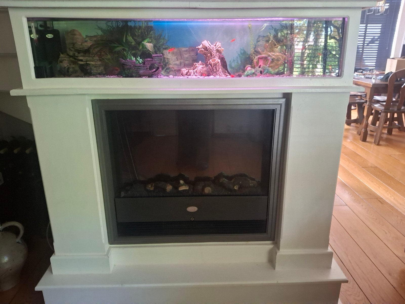 Leuke aquarium met openhaard, Ophalen of Verzenden, Gebruikt, Vrijstaande haard, Houthaard