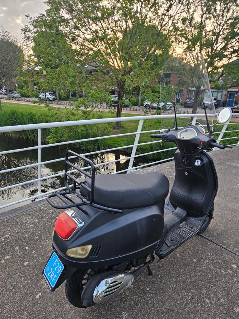 Zwarte scooter met slot en windscherm, Fietsen en Brommers, Ophalen of Verzenden, Gebruikt, Benzine, Overige merken
