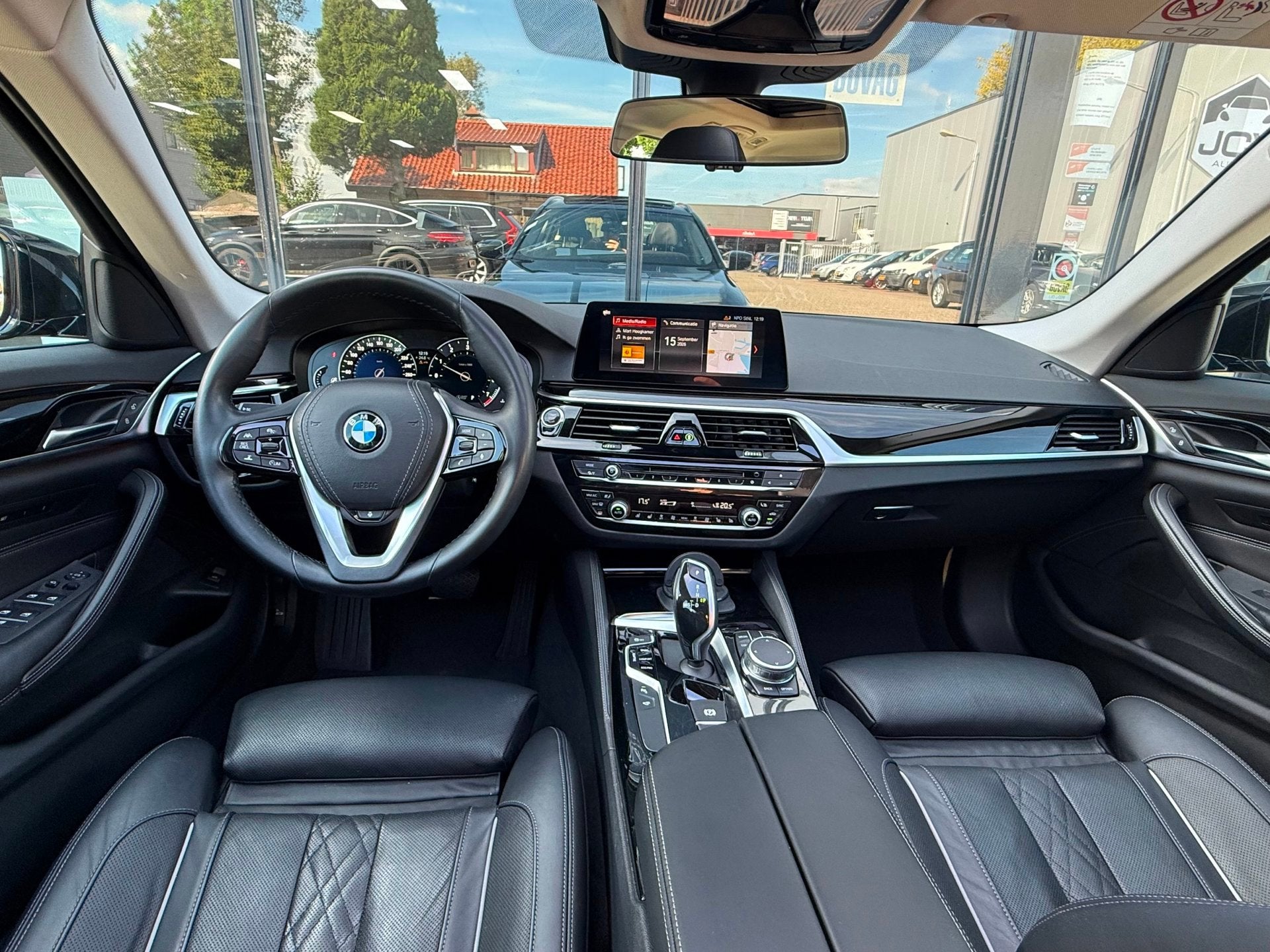 BMW 5-serie Touring 520i High Executive PANO/MEMORY/360CAM, 1998 cc, Achterwielaandrijving, Euro 6, 4 cilinders