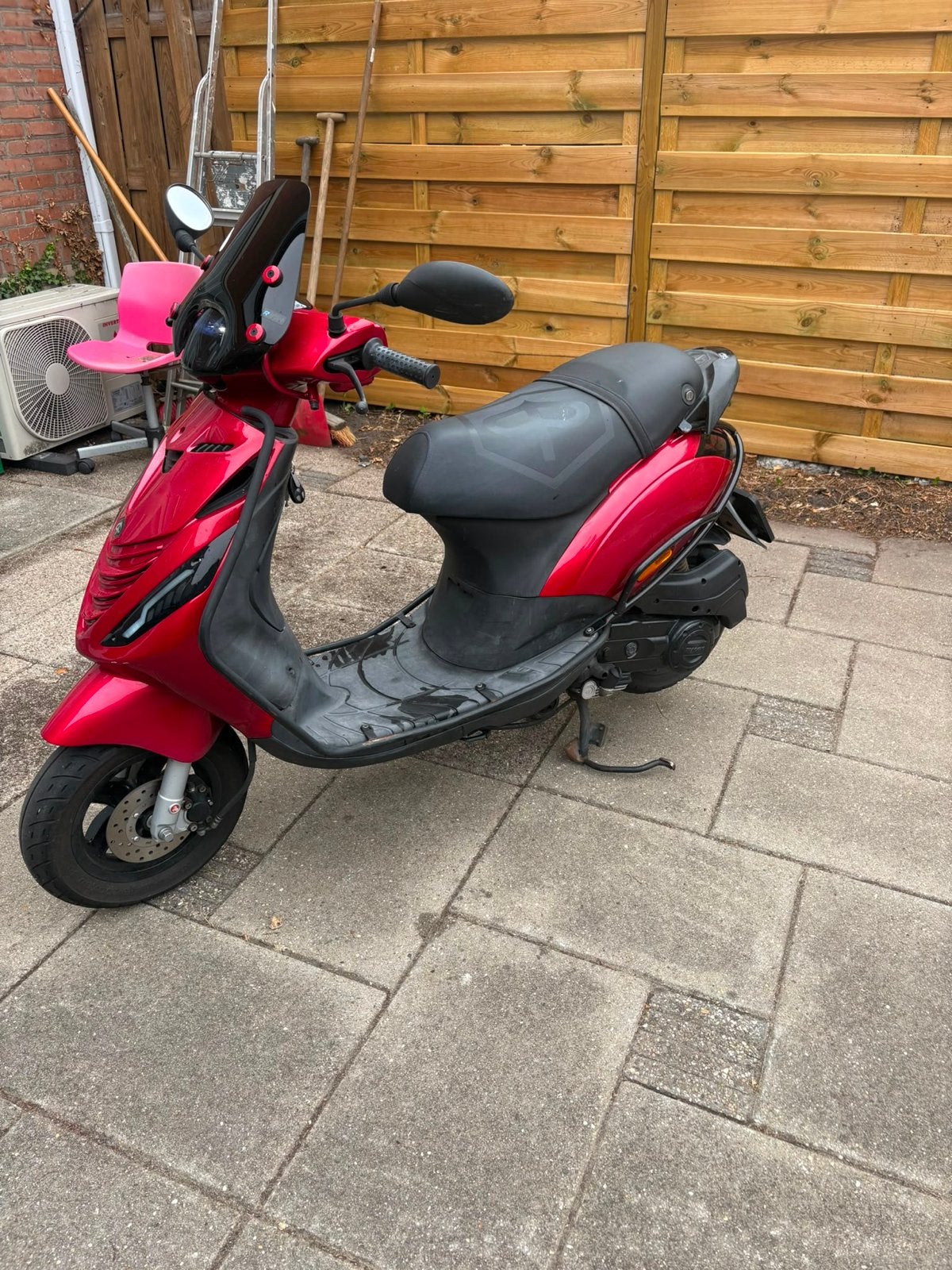 Rode Piaggio Zip Scooter met Helm - Goede Staat, Ophalen, Gebruikt, Medium