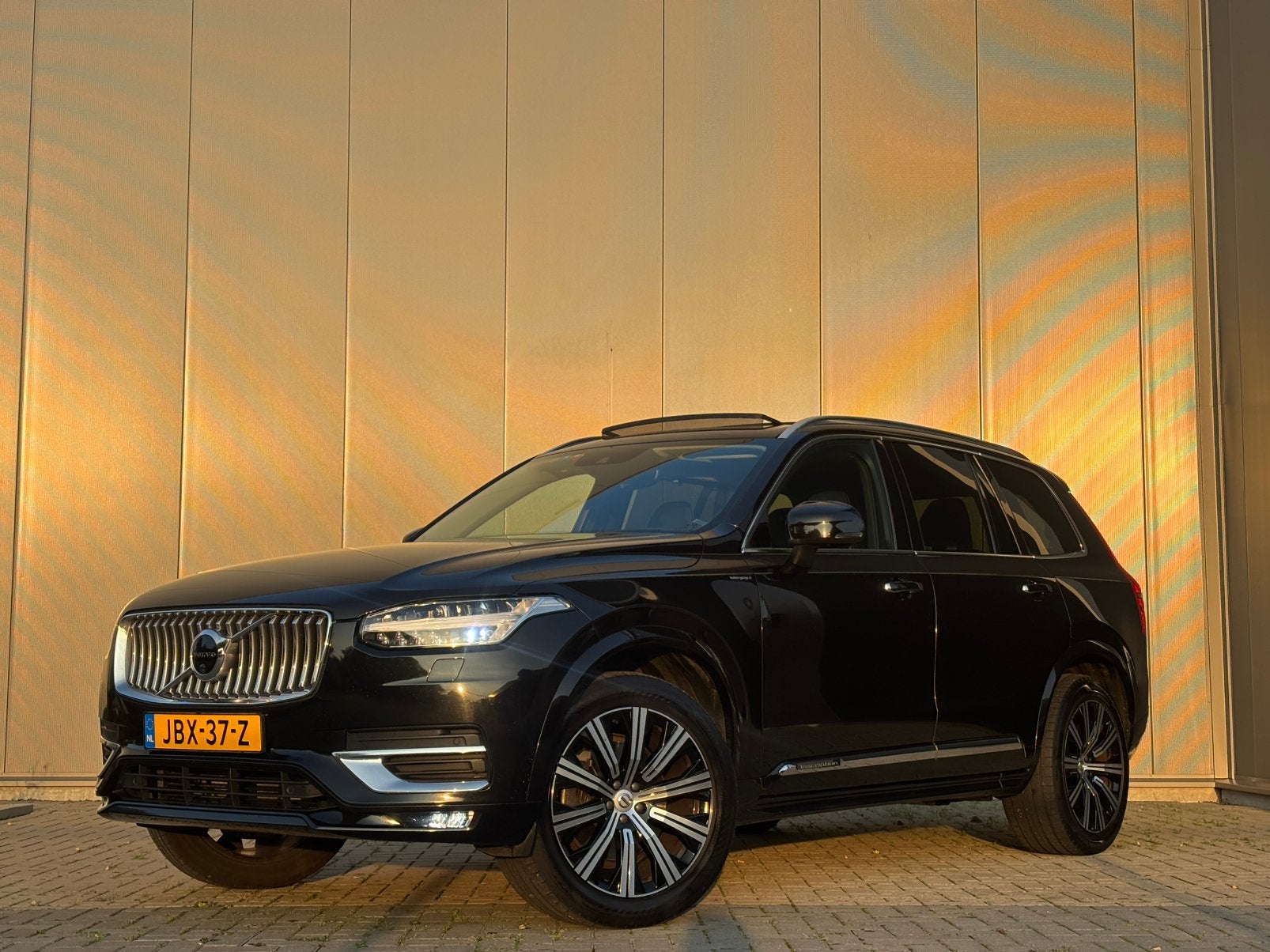 Volvo XC90 B5 AWD Mild Hybrid 235pk Geartronic 7P 2020 Zwart, Auto's, Dealer onderhouden, 4 cilinders, 1969 cc, 7 stoelen