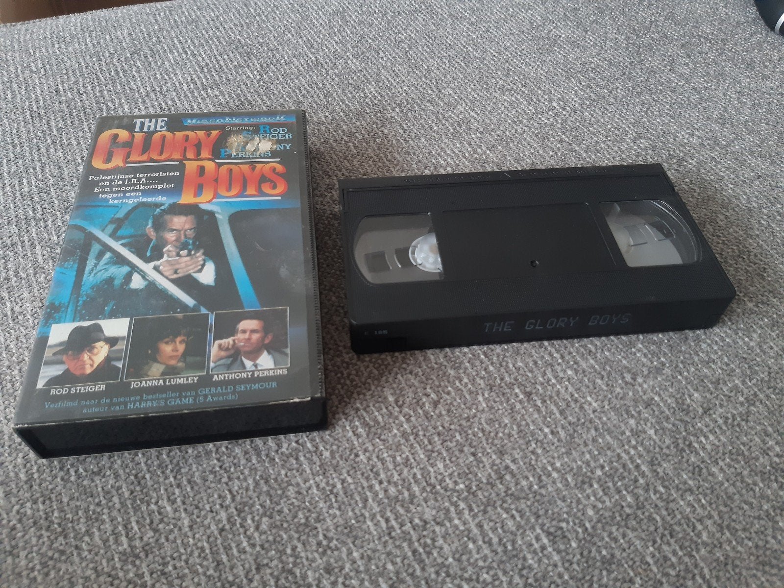 VHS. The Glory Boys. Rod Steiger. Joanna Lumley., Vanaf 16 jaar, Verzenden, Zo goed als nieuw