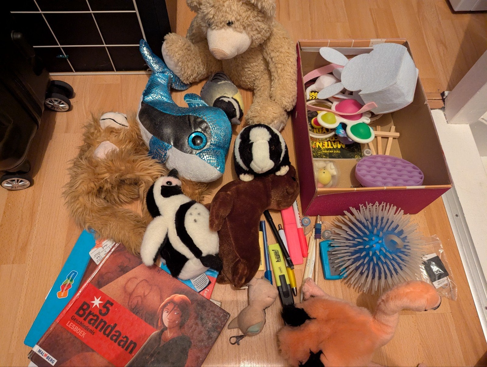 gratis, knuffels, fidget toys en wat pennen/markers, Ophalen, Gebruikt, Jongen of Meisje
