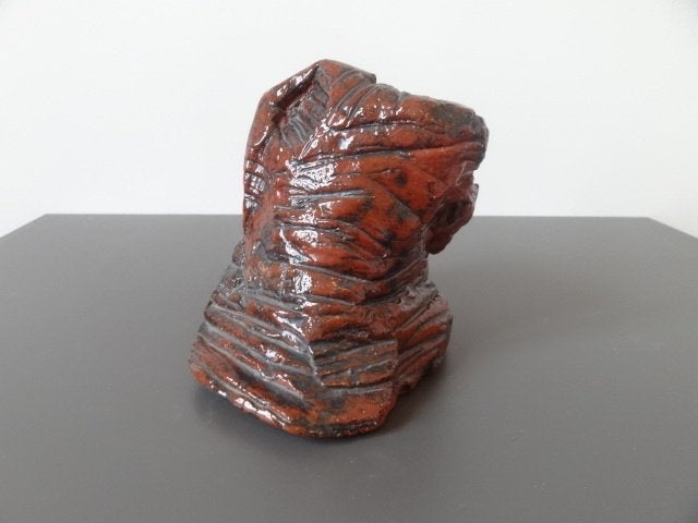 Beeld in keramiek, aardewerk, hoog ca 15 cm weegt 2,1 kilo, Verzenden, Beeld, Rood, Handgemaakt