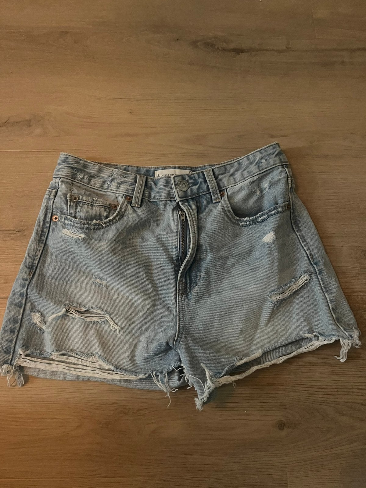 Stradivarius Spijkerbroekje D75, Ophalen of Verzenden, Gedragen, Blauw, W28 - W29 (confectie 36)