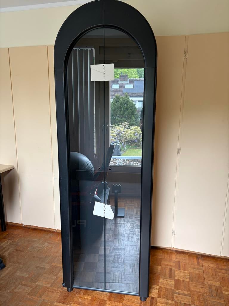 Zwarte vitrinekast met glazen deuren, zo goed als nieuw, Ophalen, Minder dan 50 cm, 200 cm of meer, 25 tot 50 cm